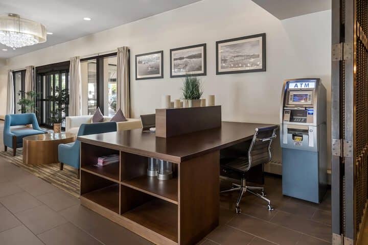Business Center 23 of 27